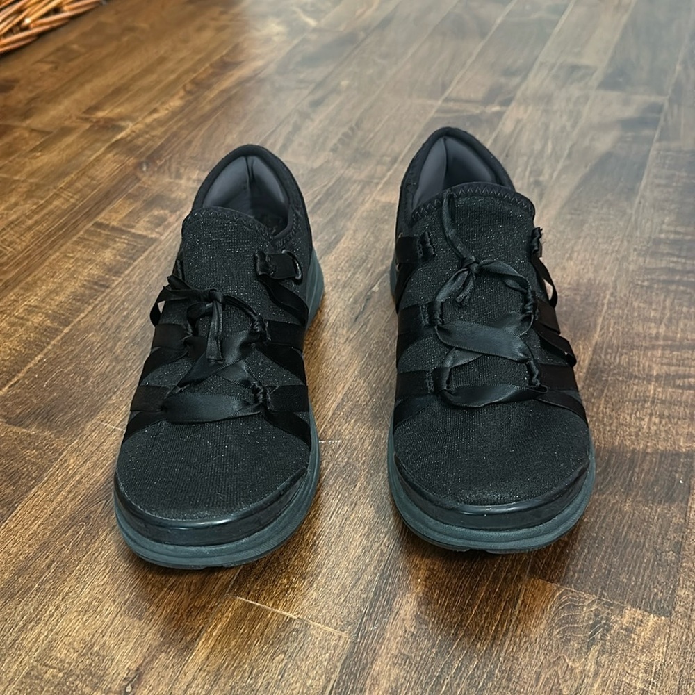 BZees black slip on sneaker loafer, stretch, ribbon, arch support, cushioned, 7M